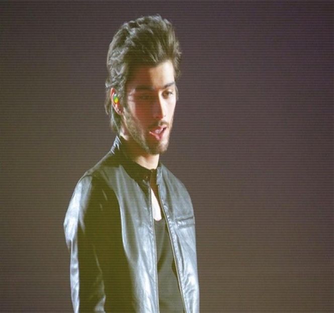 — Fără a recurge la exprimarea vreunui sentiment printr-o posibilă expresie facială, neutru - 08 Made me let down my guard!