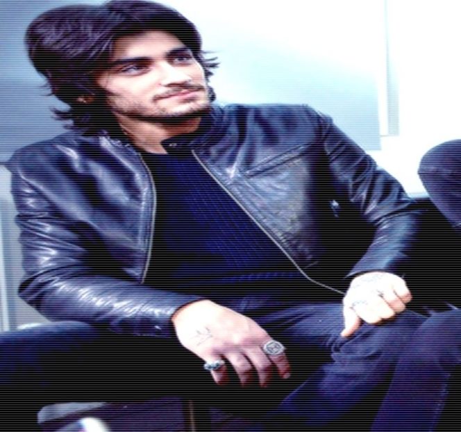 — Sfârşeşte prin a-şi lovi fruntea de suprafaţa dură a ei, uşa dovedindu-se deci încuiată. - 08 Made me let down my guard!