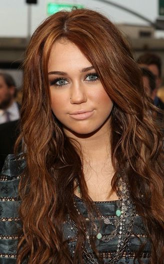 Miley Cyrus - Miley Cyrus scoate la licitare rochia imbracata la Premiile Grammy