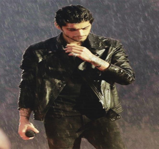 — Blondină în interiorul propriei case, duce la coborârea privirii şi urmărirea paşilor în timp - 08 Made me let down my guard!