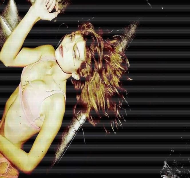 ━ Conştientă de faptul că hainele de stradă prezentau incomoditate, astfel că, se apleacă - 08 Made me let down my guard!