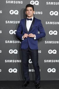 *intra in cafenea aranjandu-si sacoul, cu melodia CINE-I MARE BAROSAN in buzunar pe tlf* - episodul 72