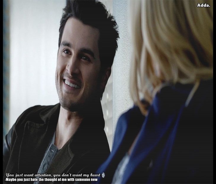 *are o criza de ras si il bate pe umar pe Derek* Cu infrac;torul acesta ma inlocuiesti? O sa intri - episodul 72