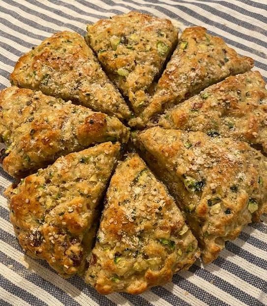  - Scones cu dovlecel curmale si nuci