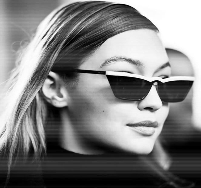 ━ Un apropo sexual, şi, fără a aştepta vreun răspuns din partea sa, ochii şi-i închide, pregătită - 09 Distractin my thought of you