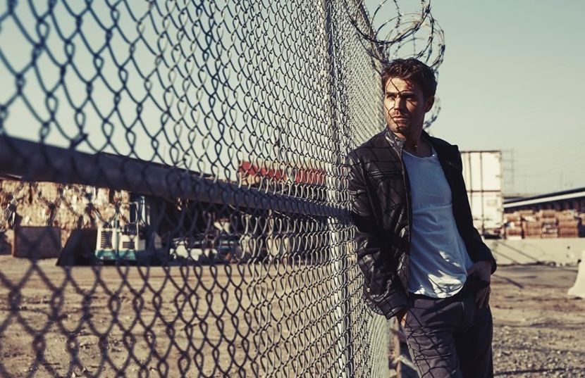 Hai hooo *iese clatinandu-se din casa si se indreapta spre poarta* Nu e nicio nevasta a ta aici, - episodul 72