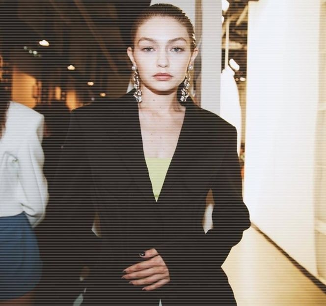 ━ Dar şi a spaţiului extrem de mic, palmele şi le sprijină în spate, de suprafaţa chiuvetei. - 09 Distractin my thought of you
