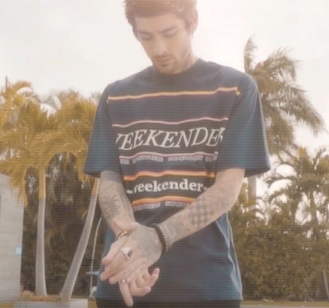 — Părăsește interiorul liftului în urma iubitei sale, trăgând de altfel bagajul după el cu grijă. În - 09 Distractin my thought of you