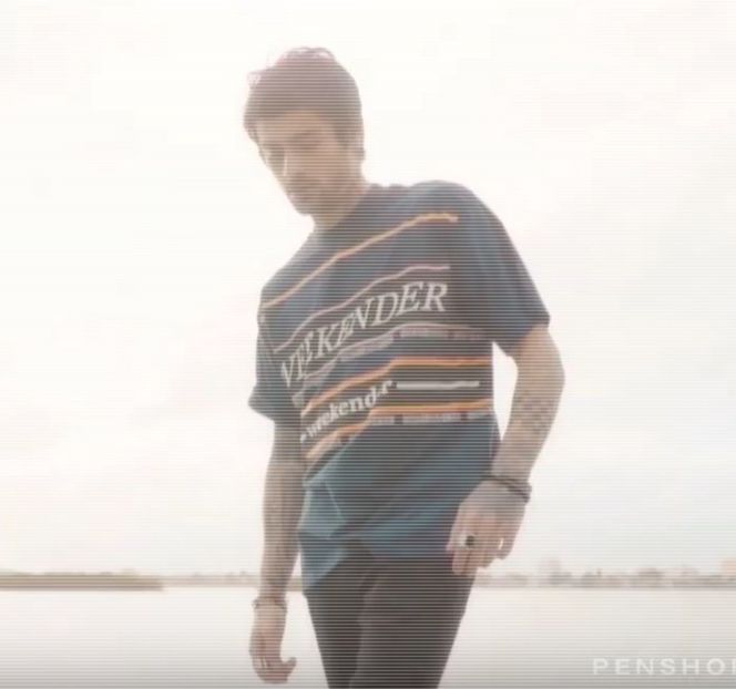 — Privire în direcția acesteia, buza inferioară trăgându-și-o spre interiorul gurii. Sprâncenele - 09 Distractin my thought of you