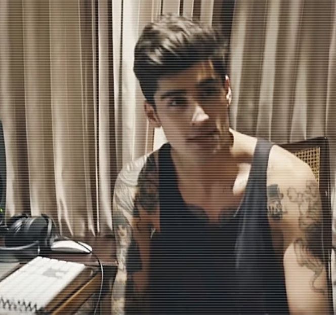 — Fapt pentru care păstrează și o expresie serioasă. - 09 Distractin my thought of you