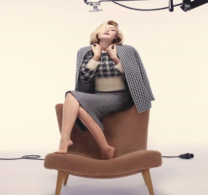 ━ Urmăreşte pe sub gene mersul acestuia până ce corpul îi ajunge întins lângă ea, pe - 09 Distractin my thought of you