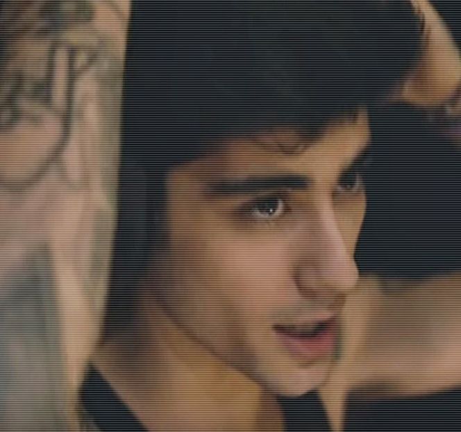 — Se oprește, având să-și lipească buzele între ele imediat ce inspiră adânc. Un astfel de - 09 Distractin my thought of you