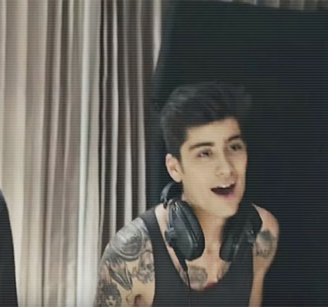 — Intenționată. Concluzia pe care Gigi o produce îi provoacă o mică schimbare la nivel facial, - 09 Distractin my thought of you