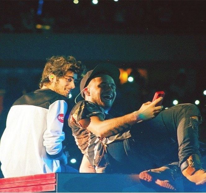 — Devine treptat un zâmbet, semn că încerca o glumă alături de aceasta, privirea îi coboară - 09 Distractin my thought of you