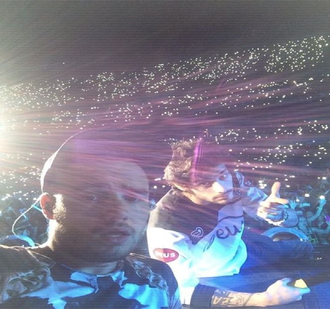 — „Mă bucur că eşti aici, cu mine.” Degetul mare şi-l trece instinctiv peste pielea palmei ei, - 09 Distractin my thought of you