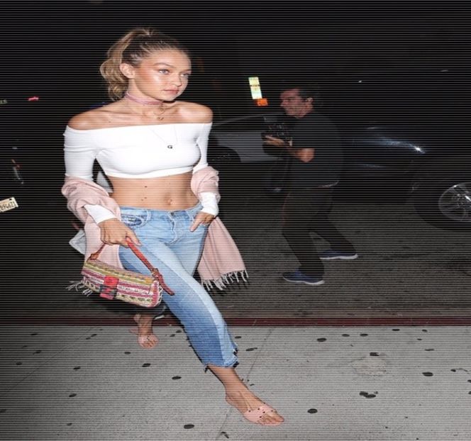 — Curbează într-un zâmbet cu tentă amuzată, din moment ce percepe cu uşurinţă sensul - 09 Distractin my thought of you