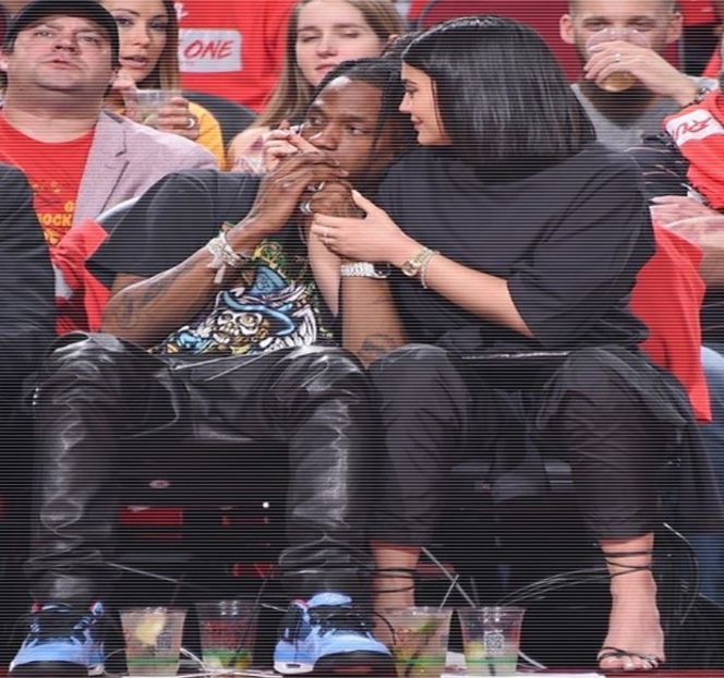 — Folosite anterior, el unul aflându-se într-o grup format din propria-i persoană şi alţi trei - 09 Distractin my thought of you