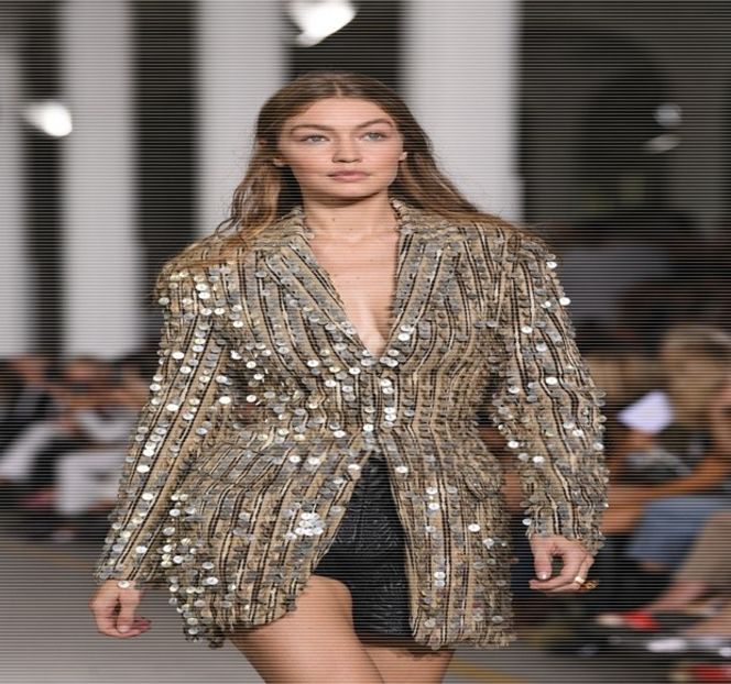 ━ Două banane, două mere şi nişte căpşuni. Aşadar, în timp ce lasă robotul electrocasnic - 09 Distractin my thought of you