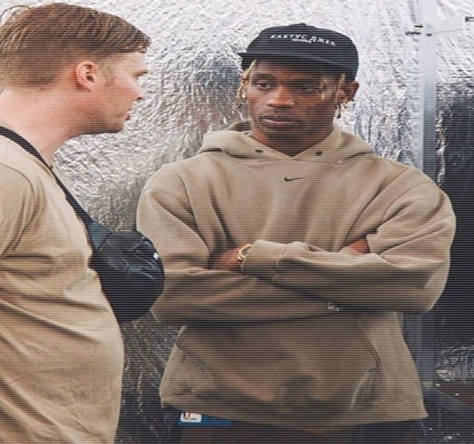 — Îi scapă, iar datorită zâmbetului ironic de pe buze, privirea lui urcă treptat de peste ecranul - 09 Distractin my thought of you