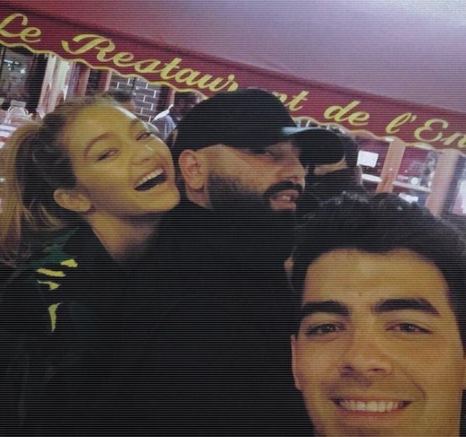 ━ Zgomote şi discuţii ce existaseră în living, decide că e momentul să pătrundă cu totul în - 09 Distractin my thought of you