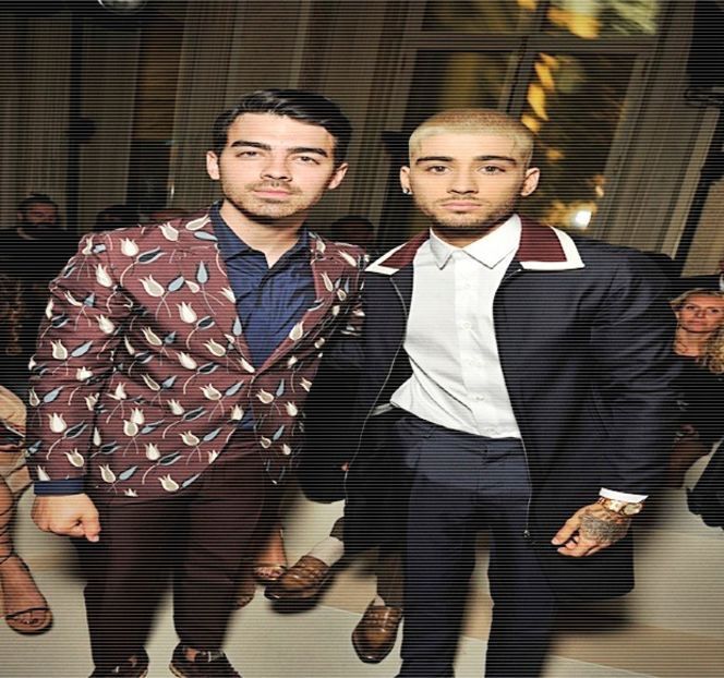 — Zâmbeşte, acesta ajunge a fi acompaniat de un râset scurt şi câteva vorbe: „Mică figură ce - 09 Distractin my thought of you