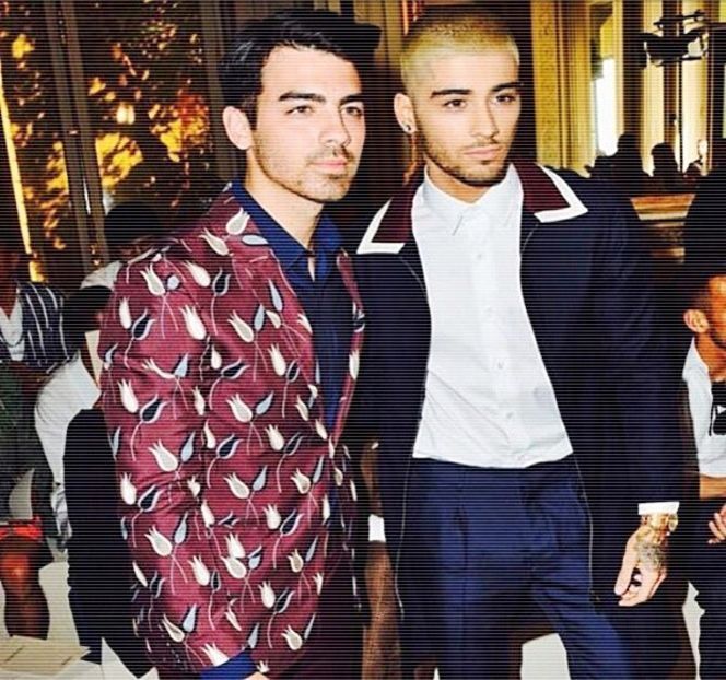 — „La cât e de idiot, ar fi în stare să aştepte până mâine la prânz acolo. Deci.. unde - 09 Distractin my thought of you