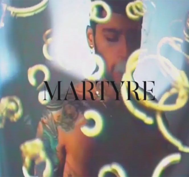 — De la spate, ocupând mijlocul canapelei, până ce se opreşte în spatele piesei de mobilier. - 09 Distractin my thought of you