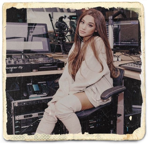 Doi ka douăzeci.. =)))))). Chiar sunt... ce tembele suntem... Uuu deci tu ești cumințică :* - Feels good to be back