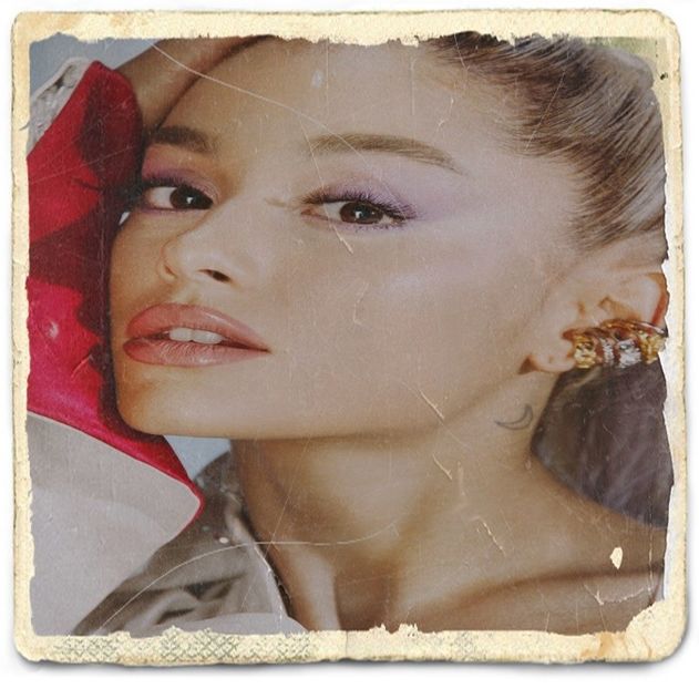 Acm simt Jughead Jones vibes dacă te uiți.... *îl fixează cu privirea așteptându-i cl. - Feels good to be back