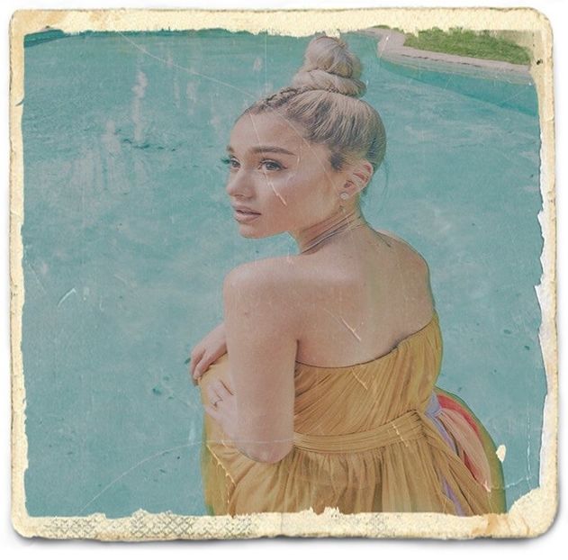 Ce sweet ești... în fanficuri erai mai nebun. :) *îi atinge CÂRLIONȚII CELEBRI* - Feels good to be back