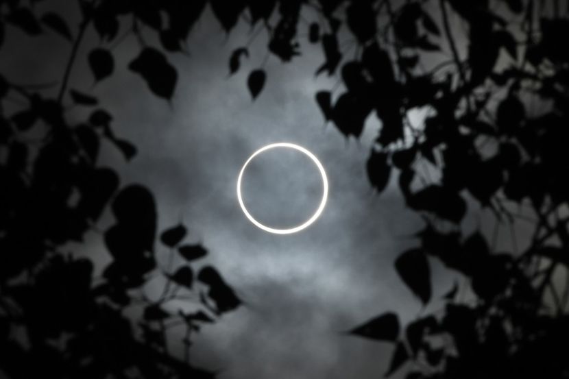 26 dec. 2019 - Eclipsa de Soare inelara - Luna - Soarele si norii - 2