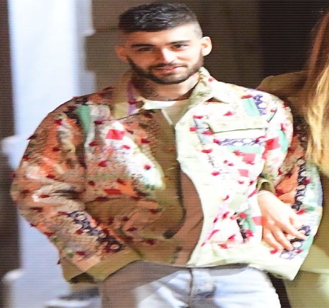 — Peste piciorul ei, chiar când iubita sa ocupă un loc în poala lui. Atingerea frunţilor lor - 10 Something we gotta maintain