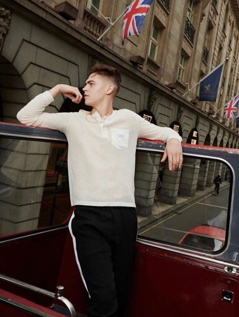 De ce tot o aduci în discuție pe iubita mea ? Nu e treaba ta . (=))))))))) Poate chiar asta am cl. - Cine s-ar fi gândit că o să ajungem la episodul 2