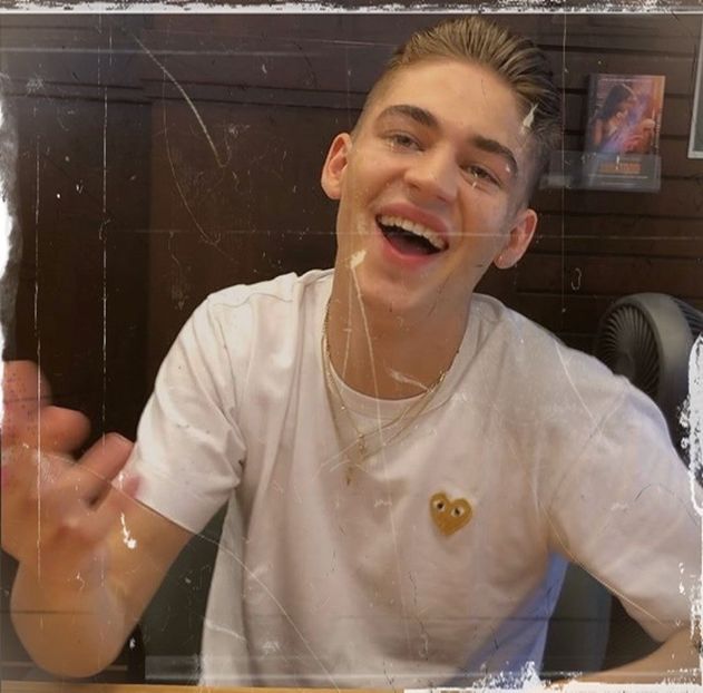 Nu eu.. # o prinde de încheietură și îi duce mâna ușor lângă corp... - Cine s-ar fi gândit că o să ajungem la episodul 2