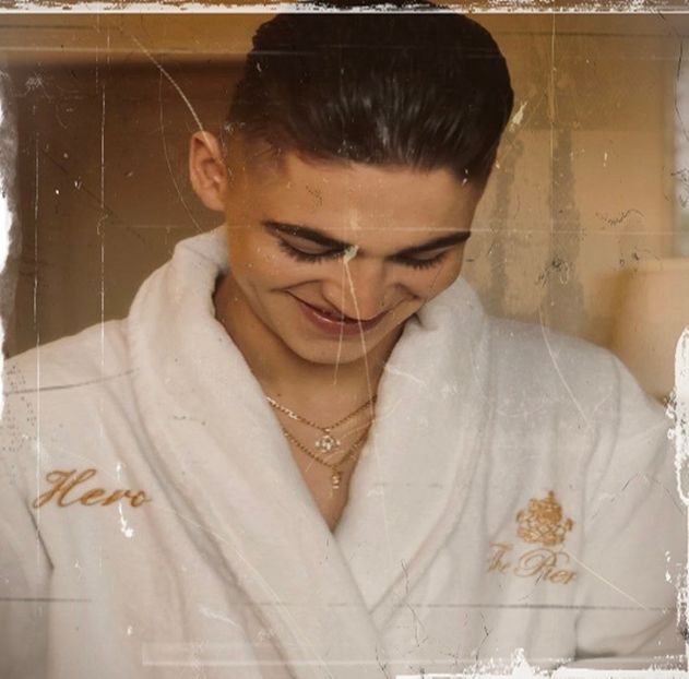 Ai drepate. *o eliberează din spațiul mic format între ei* Dar n-ar strica dacă ai coopera și cl. - Cine s-ar fi gândit că o să ajungem la episodul 2