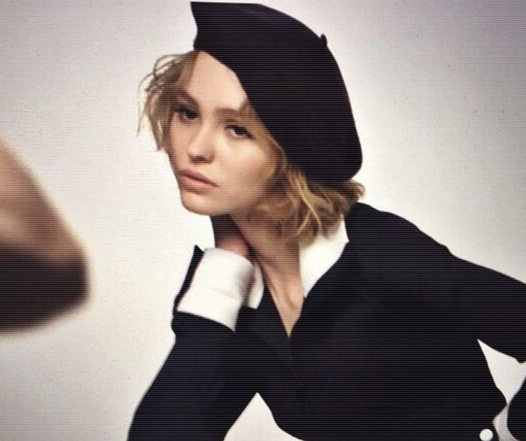 # ÎI DĂ O PALMĂ CĂ DEJA ÎNTRECE MĂSURA. Se șterge apoi calmă la gură cu mâneca. -cl. - Cine s-ar fi gândit că o să ajungem la episodul 2