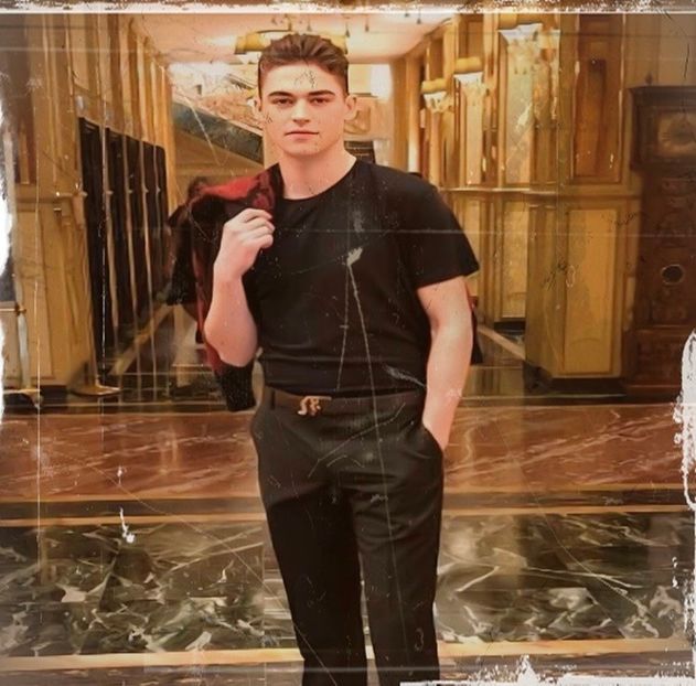 # își masează zona lovită râzând înfundat. Eu nu înțeleg? Atunci nu mai face pe inabordabila cl. - Cine s-ar fi gândit că o să ajungem la episodul 2