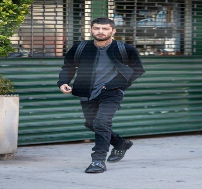 — Şi-l lungi de-a lungul spetezei canapelei, în zona spatelui ei. Ţinând cont de faptul că şi - 10 Something we gotta maintain