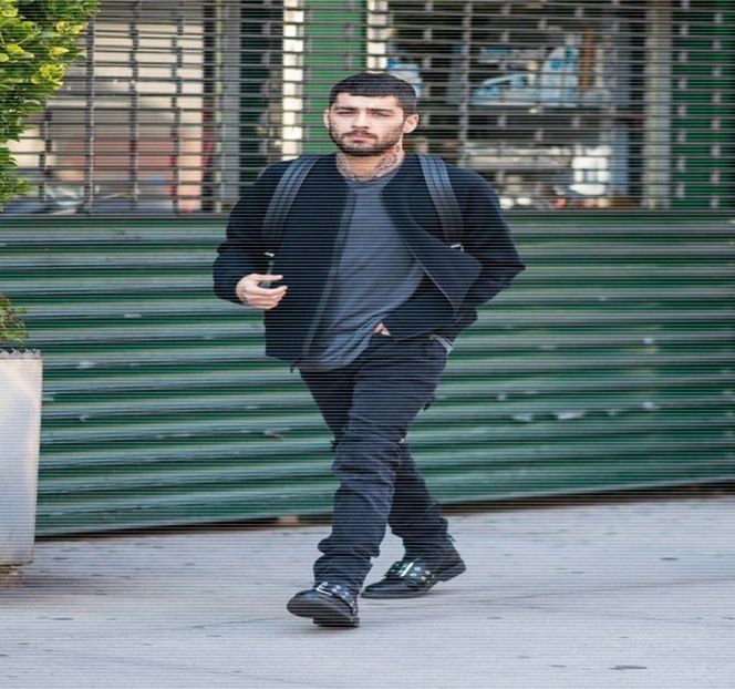 — Modelând-o astfel. Urmărește mișcările acesteia până ce preia cartonașul, sfârșind prin - 10 Something we gotta maintain