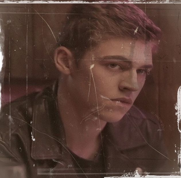 Fato, eu abia luna trecută am început să citesc ff-uri :) =))))). Auzisem parcă.. despre ce e?? cl. - Cine s-ar fi gândit că o să ajungem la episodul 2