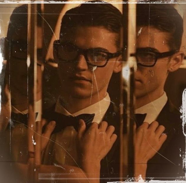 E șmenos. Bine *puppy face* #Cher. Poate am zis asta doar ca să mă contrazici, te-ai cl. - Cine s-ar fi gândit că o să ajungem la episodul 2