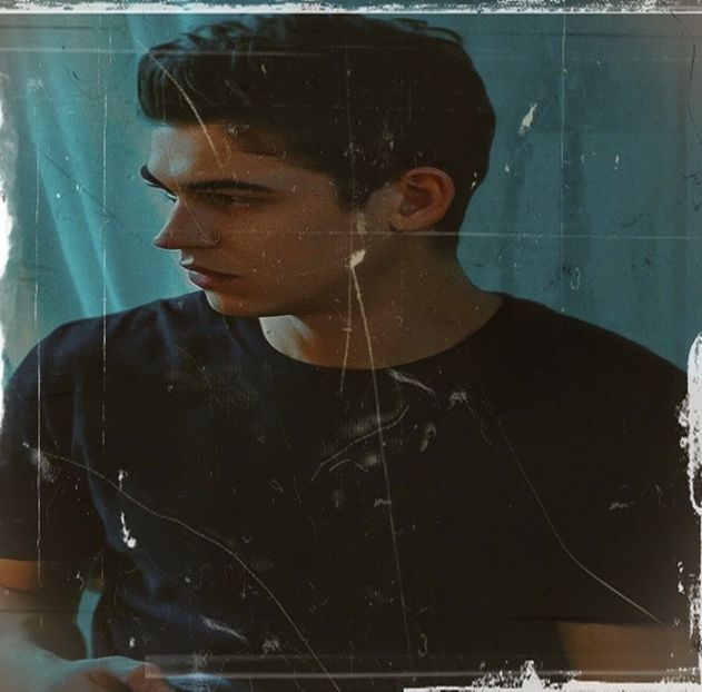 Păi..... dacă nu spui nimic nu putem rezolva nimic... *îi ia o mână în a lui ;)* - Cine s-ar fi gândit că o să ajungem la episodul 2