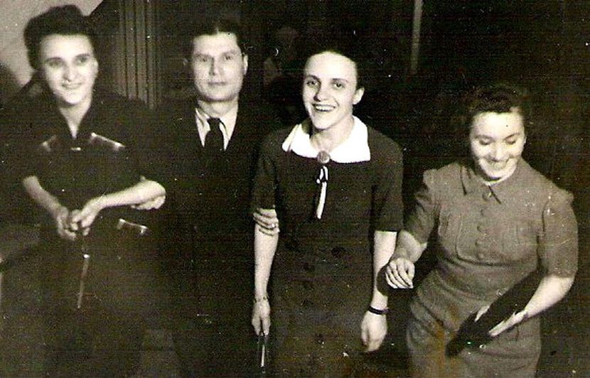 1940 PARINTII MEI[ST] LA UN SPECTACOL - 1-2 T