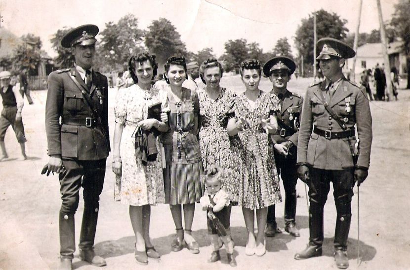 1942.07.16 BUC., RODICA (3), V.RADU (DR), EUGENIA BUCUR (5) CU COPILUL - 1-2 T