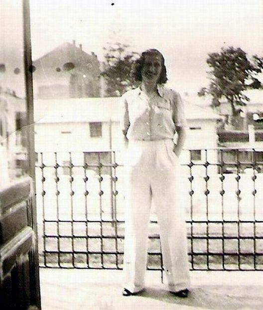 1943.08 CERNAUTI, VICTORIA ZAINESCU PE BALCON - 1-2 T