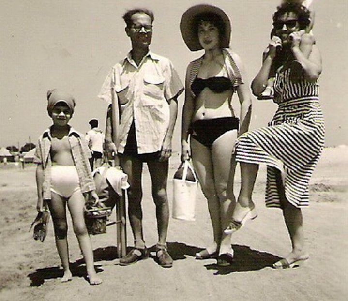 1959.07 COSTINESTI, ILEANA, TATA, MIRELA SI GIGITA CU OANA - 1-2 T