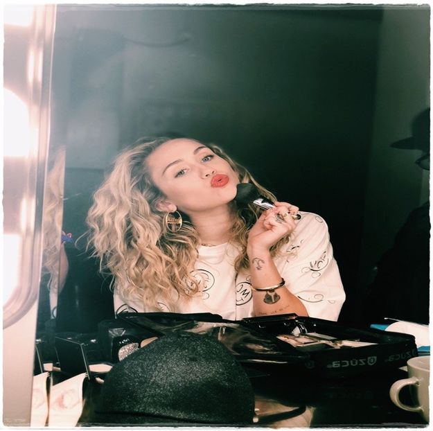 a citit și citește o grămadă de cărți, era f competitivă cu mine mereu :))) dar nu m-a deranjat asta - Cine s-ar fi gândit că o să ajungem la episodul 2