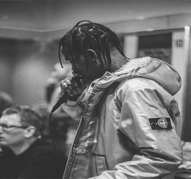 — Întoarce privirea către cel ce îi şi cauzase acea durere, sesizându-l cu spatele, ba chiar - 10 Something we gotta maintain