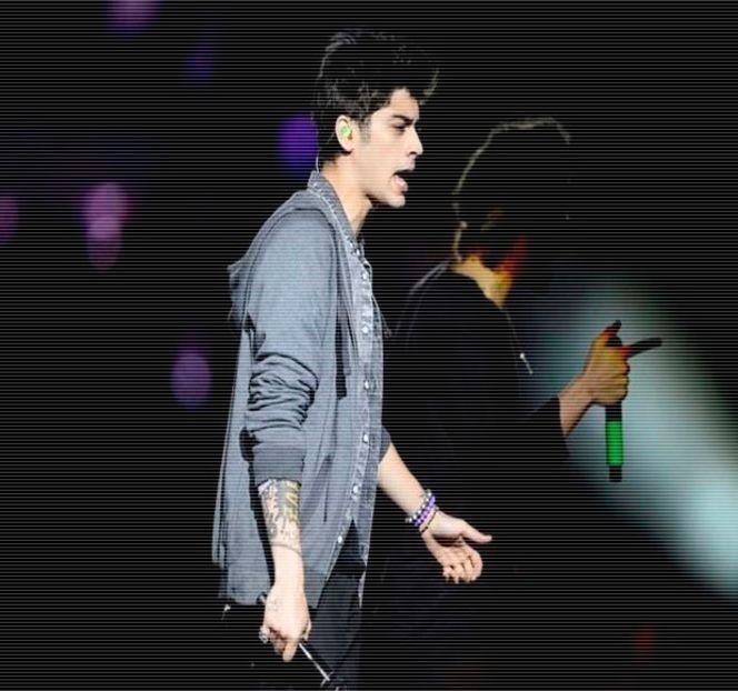 — Şi-o trece peste respectiva zonă înainte de a se întoarce cu faţa spre direcţia iubitei sale. - 10 Something we gotta maintain