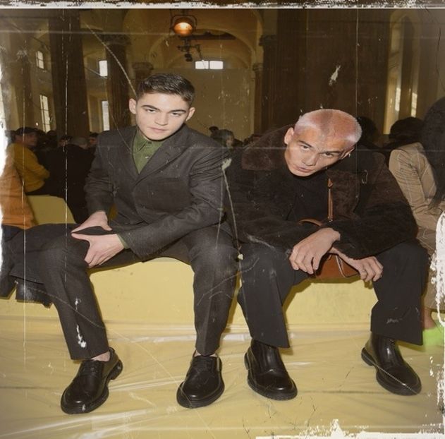 Nu neapărat elegant dar e sobru oricum genul 90s nerdy boy... dar fără ochelari. cl. - Cine s-ar fi gândit că o să ajungem la episodul 2